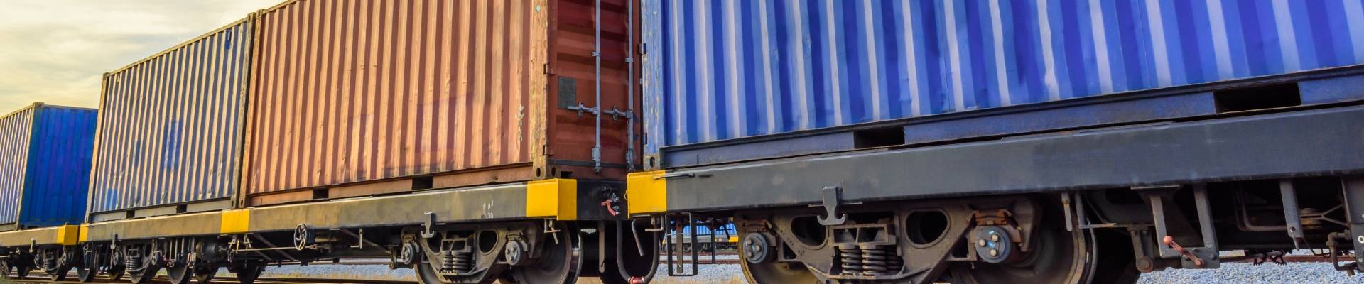 [Translate to English:] Container auf Güterwagen